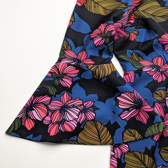 Trina Turk Miley Bell Sleeve Dress Womens Size 2 Dark Floral Print - Picture 3 of 7